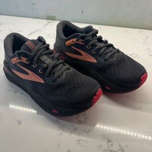 Brooks ghost max cushion neutral women’s running shoes size 6